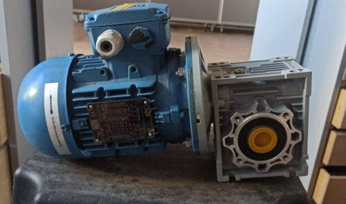 Мотор-редуктор червячний WEG 0,37 кВт 186 об/хв